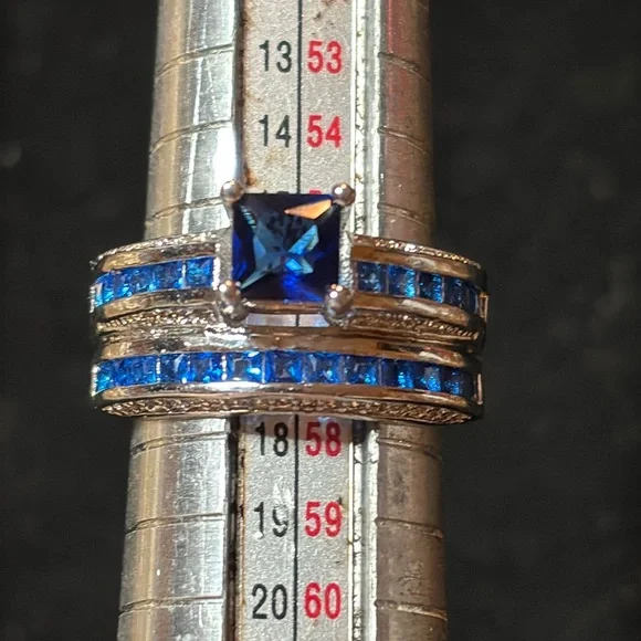 Sterling ring with blue stones - Picture 1 of 6